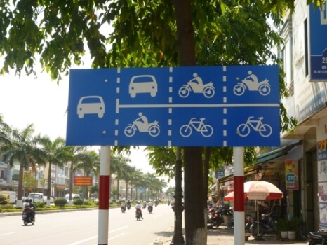 Biển báo chỉ dẫn cho tuyến đường có 4 làn xe